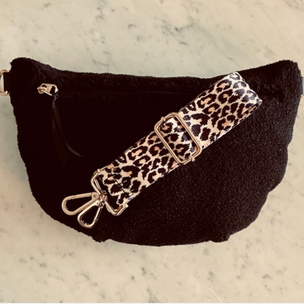 NWOT-Stylish Faux Sherpa Crossbody bag with Leopard Strap